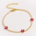 Bracciale dorato con micro-zirconi e tre ciondoli a forma di fiori rossi a cinque petali - Rosso