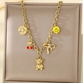 Cadena de acero de titanio dorado con dijes de margarita cereza oso nudo y smiley - Estilo de Colgante de Margarita Oso Sonrisa Lazo (KN293105-SXSJ)