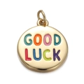Dettaglio di un ciondolo rotondo dorato con scritte Good Luck in smalto colorato - Good Luck Rotondo Smalto