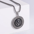 Collana con medaglione testa di leone vintage in acciaio con bordo a greca e catena - Argento (Con Catena)
