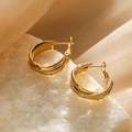 Makroaufnahme mehrlagiger 18K vergoldeter Creolen mit funkelnden Zirkonia-Steinen - 44823-Gold Mehrlagig Mikroeingelegt