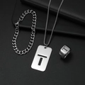 Detailansicht des silbernen Titanstahl-Schmucksets mit T-Ausschnitt-Anhänger und Kette - Set T