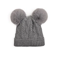 Détail du bonnet en maille grise avec deux pompons en fausse fourrure et bord côtelé - Gris - Style Enfant À Double Pompon
