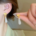 Elegante goldene Ginkgoblatt-Ohrringe mit weißen Tropfenanhängern und feinen Kristallen - 32# Silberohrring-Stift-Gold-Weiß