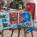 Detalle de mantel navideño con estampados de muñecos de nieve y copos en escena festiva - Escena de Nieve de Navidad