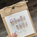 Uñas postizas artesanales rosa y azul con lazos 3D, perlas y dijes de corazón - Grande (L) / 756 Ataúd Corto Alas de Ángel