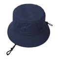 Detalle de gorro de pescador azul oscuro con ojal de ventilación y cordón ajustable - Azul marino