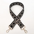Détail de la bandoulière tissée avec motif géométrique beige et attaches dorées - Fermoir en Argent / Noir