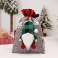 Grauer Weihnachts-Geschenkbeutel aus Leinen mit 3D-Gnom und grünem Karomuster - Grauer Waldwichtel (C-D88)