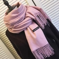 Écharpe en cachemire rose doux avec franges sur un mannequin pour un look élégant - 70*200cm / Rose Poudré