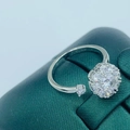 Vista macro de anillo floral ajustable de plata con diamantes en caja verde oscuro - 8#xl1502-029 Anillo Giratorio Con Forma De Capullo De Flor De Circonita Blanca