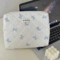 Gesteppte weiße Kosmetiktasche mit blauem Schleifenmuster und blauem Schleifenreißverschluss - Clutch Bag / Blaue Schleife
