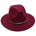 Détail du chapeau fedora bordeaux en laine avec un élégant ruban de perles métalliques - Bordeaux
