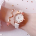 Detalle de reloj blanco con orejas de gato y pulsera de luna dorada en muñeca - Blanco + Pulsera Estrella Luna