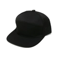 Detailansicht einer schwarzen Snapback-Kappe mit lasergeschnittenen Belüftungslöchern - 56-58cm / Schwarz