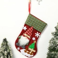 Detail van een rood-groene jute kerstsok met Noel-borduurwerk en kerstman decoratie - Rood