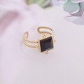 Detailansicht eines verstellbaren Goldrings mit einem quadratischen schwarzen Stein - Einstellbar Offen / Quadratischer Schwarzer Perlen-Retro-Stil (7#)