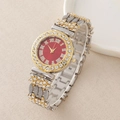 Gros plan d'une montre à cadran rouge, chiffres romains et bracelet bicolore serti de diamants - Cadran Rouge Bicolore Chiffres Romains (9)