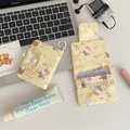 Détail du porte-monnaie en toile jaune avec motifs chat et fentes pour cartes - Chat Crème