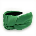 Diadema ancha de satén verde con nudo y textura de seda vintage sobre fondo blanco - Verde