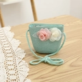 Détail du sac à bandoulière en paille vert menthe avec fleurs en tissu pour enfants - Sac / Bleu lac