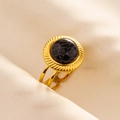 Detail eines Doppelband-Edelstahlrings in Gold mit schwarzem Stein auf Seide - Gold Schwarz (J566-G-B)