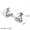 Detailweergave van hartvormige zilveren oorbellen met witte parels en afmetingen - Met Parels Ingelegde Hart Oorknopjes Stijl (TE60259-S) / Zilver