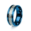 Détail d'une bague en titane bleu brossé avec motif de nœud celtique argenté incrusté - Plaqué Bleu avec Motif Dragon Argent