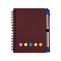 Details eines Kraft-Notizbuchs mit bunten Haftnotizen und passendem blauem Öko-Stift - Burgunderrot