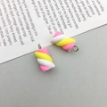 Dettaglio di ciondoli a marshmallow in resina con anelli metallici per gioielli fai-da-te - Marshmallow Rosa Giallo Bianco