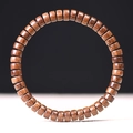 Bracelet minimaliste en bois de santal avec perles cylindriques brun foncé - Premium 4x7mm / Bois de Santal de Soie Dorée