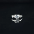 Elegante anillo de acero de titanio con cuatro garras y una moissanita redonda brillante - US 5 / Color Acero