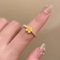 Eleganter offener Goldring mit gelber Emailleblume, Perlen und funkelnden Zirkonsteinen - Gold Gelbe Blume A (J1011)