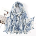 Elegante sciarpa in voile di cotone bianco con fiori blu e nappe per la spiaggia estiva - Stile Floreale Bianco Blu (XB860)