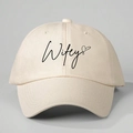 Casquette de baseball en coton beige avec broderie Wifey noire et motif de cœur - Poche zippée