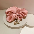 Elastico per capelli in seta rosa con ciondolo a cuore e perla grande lucida - Rosa