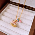 Détail du pendentif cheval à bascule doré avec émail coloré et breloque cœur en coffret - Or-Multicolore