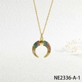 Dettaglio del ciondolo a corno dorato con zirconi colorati su una catena sottile - Ciondolo Corno Arcobaleno (NE2336-A-1)