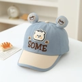 Dettaglio del cappellino da neonato con toppe a orsetto e orecchie 3D blu e beige - 48-50cm(1-3 anni) / Blu