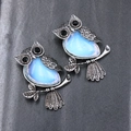 Uil hanger met blauwe opaal inleg en vintage zilveren afwerking op donkere basis - Synthetische Opaal