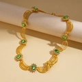 Dettaglio della collana di lusso a più fili dorati con pietre preziose ovali verdi - Set Collana e Orecchini-Verde