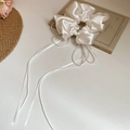 Chouchou élégant en satin blanc perle avec de longs rubans sur un livre vintage - 73# Ruban Satin Blanc (HH3984)