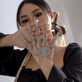 Dettaglio del bracciale slave gotico in argento con elaborati motivi floreali traforati - Stile Argentato (2026)