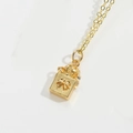 Detailansicht goldener Geschenkkarton-Anhänger mit Schleife an feiner Halskette - Goldene Geschenkbox