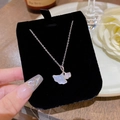 Elegante collana in titanio argento con foglia di ginkgo, madreperla e cristalli lucidi - Stile Foglia di Ginkgo in Madreperla (X352) / Argento