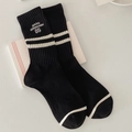 Schwarze Crew-Socken mit weißen Streifen und Suxinaimin 05 Stickerei-Detail - Einheitsgröße / Schwarz