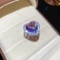 Macro di un anello a cuore con zircone viola sfumato e fascia in argento - Viola
