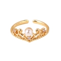 Anillo ajustable de corona dorada con perla blanca y circonitas cúbicas brillantes - Estilo Forma de Corona