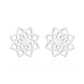 Detalle de pendientes de botón mandala en acero inoxidable plateado con diseño hueco - Color Acero