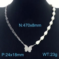 Collar de mariposa plateada con perlas y cadena en un maniquí de joyería negro - KN236646-KSP / Collar de Plata